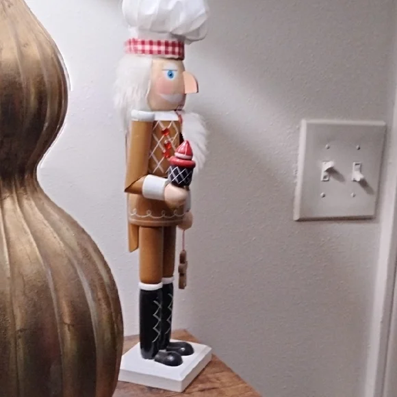 Wooden Nutcracker Chef with Cupcake Christmas Nutcracker Vintage - Picture 8 of 10